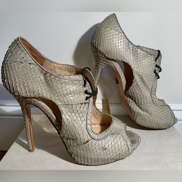 Pour La Victoire gray snakeskin embossed open toe stiletto - Picture 3 of 16